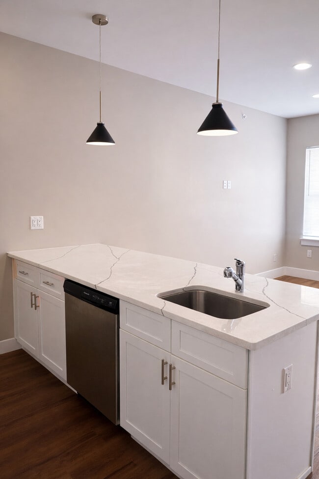 Building Photo - 118 Elm St