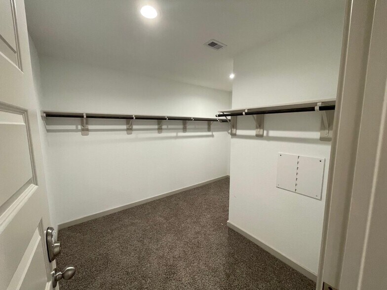 Building Photo - 7015 Sunbreeze Ln
