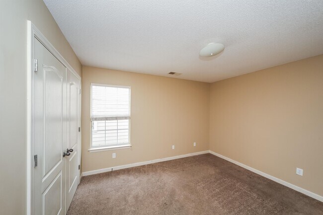 Building Photo - 10085 Woodland Hills Dr