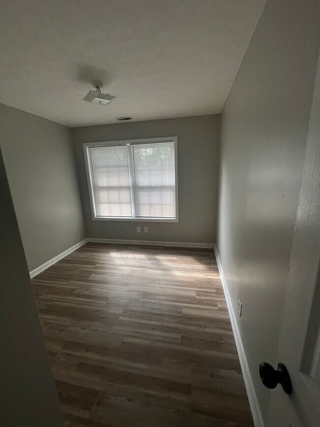 Building Photo - Beautifully renovated 3 bedroom house!