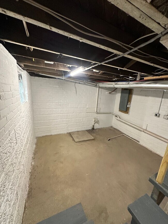 Building Photo - A beautiful, spacious, fully undated 2 bed...