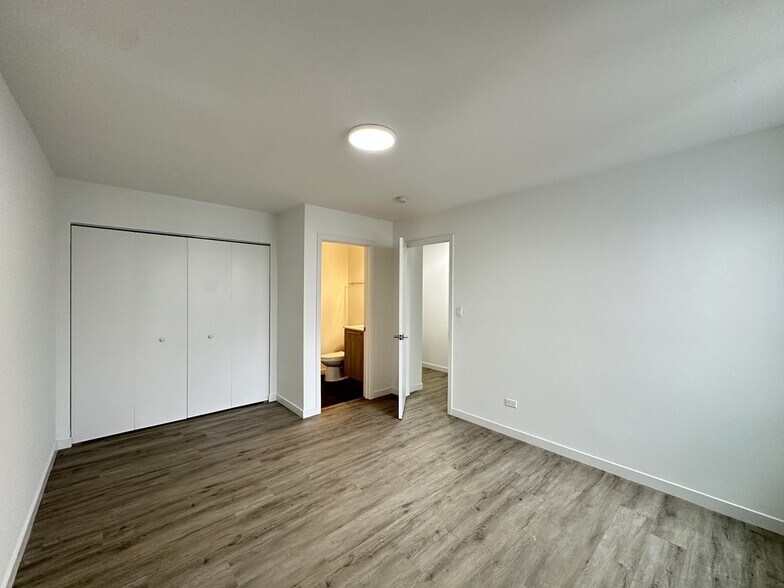 Building Photo - 7621 N Sheridan Rd