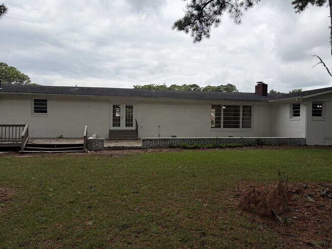 Building Photo - 8009 Whitesburg Dr