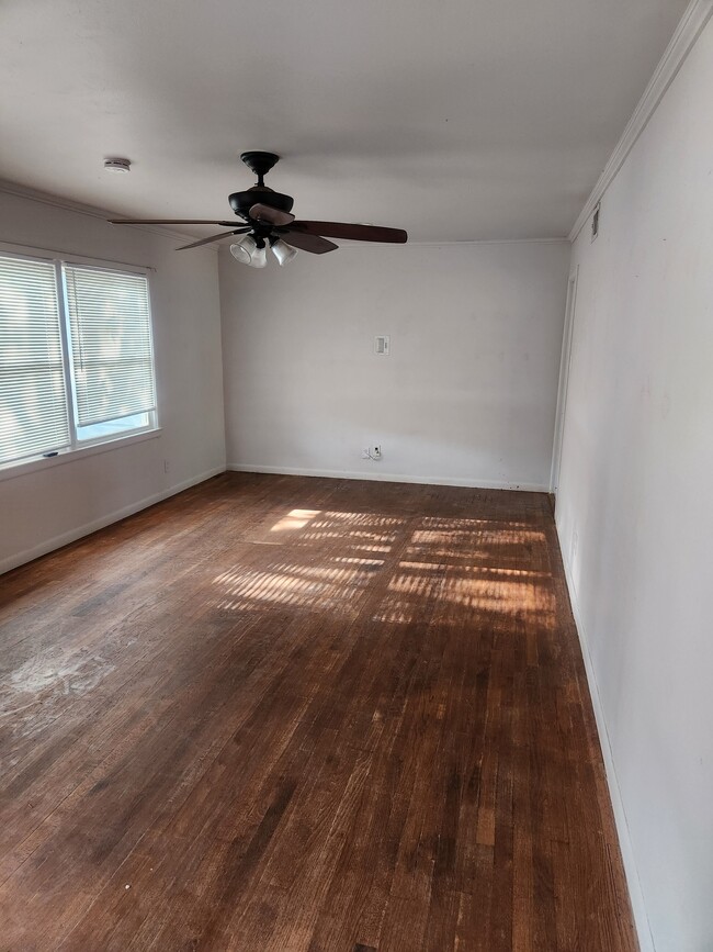 Building Photo - 417 Woodlawn Dr