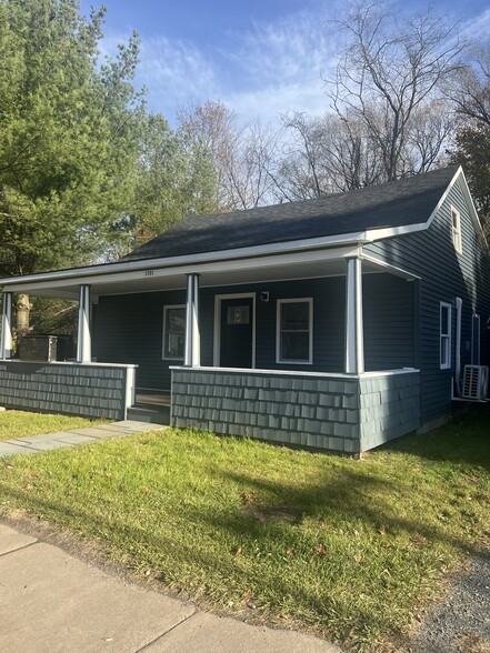 Primary Photo - 572 Main St