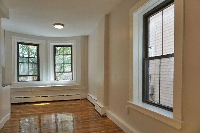 Building Photo - Beautiful Apartment in Cambridge
