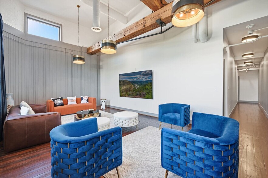 Building Photo - 222 W 15th St