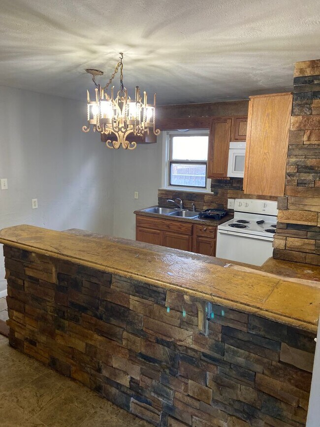 Building Photo - 3 bedroom 2 bath home for rent