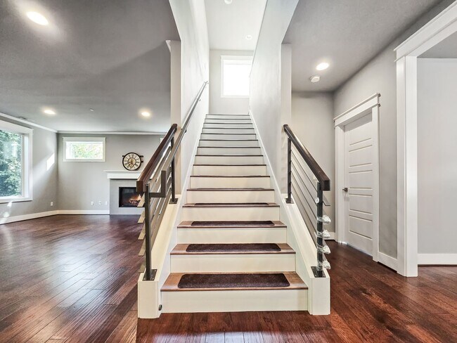 Building Photo - Modern 5-Bedroom Kirkland Home with Solar ...