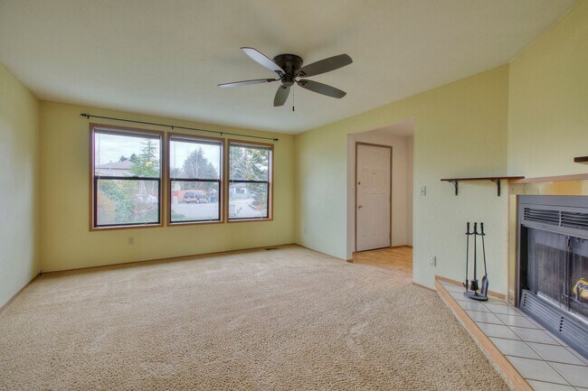 Building Photo - Bright & Spacious Rambler off of Cul-de-Sac