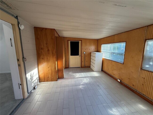 Building Photo - 15573 Bedford Cir E