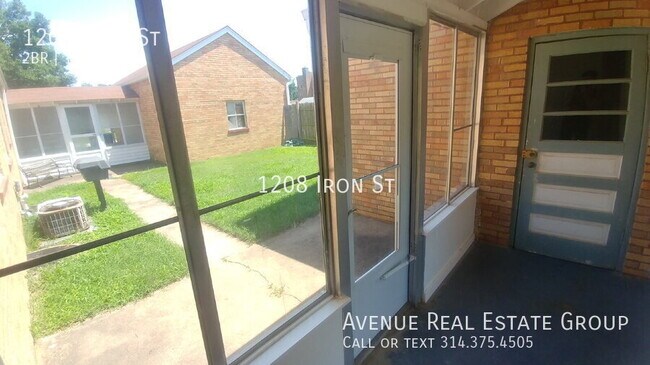 Building Photo - 1208 Iron St-