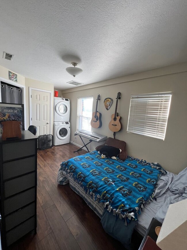 Building Photo - 1 Bedroom Avail August 2025!  Monthly Rent...