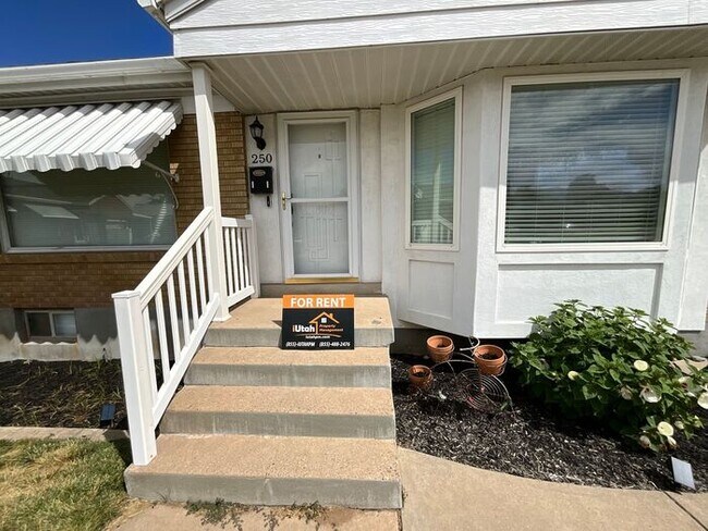 Building Photo - 4 Bedroom 2 Bath 2 Car Garage Home- Dog Friendly and RV parking.