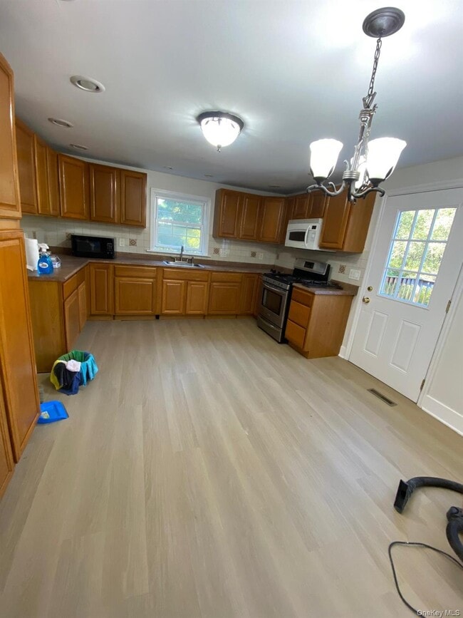 Building Photo - 459 Clove Rd