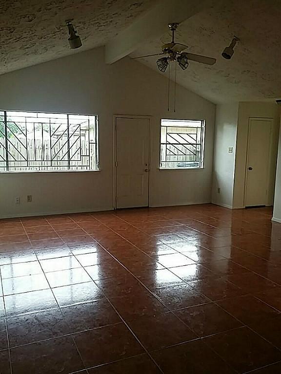 Building Photo - 3 bedroom, 2 bath Duplex to Make Home