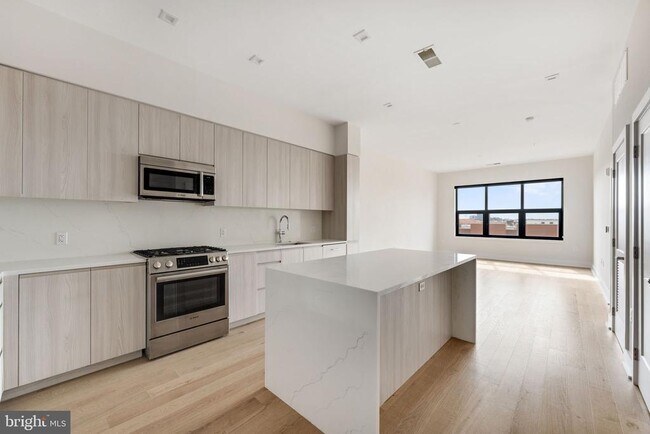 Building Photo - 701 Swann Ave