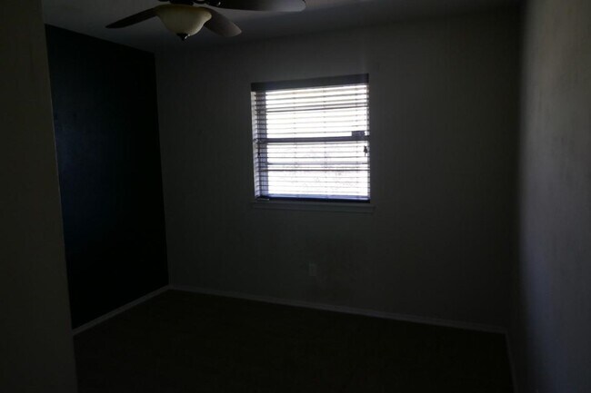 Building Photo - 2315 NE Village Dr