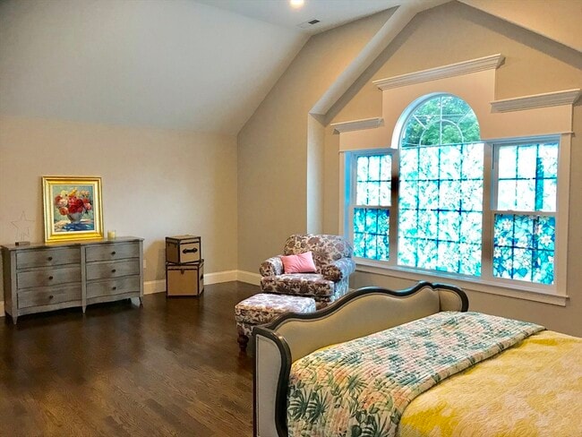 Building Photo - 301 Linden St