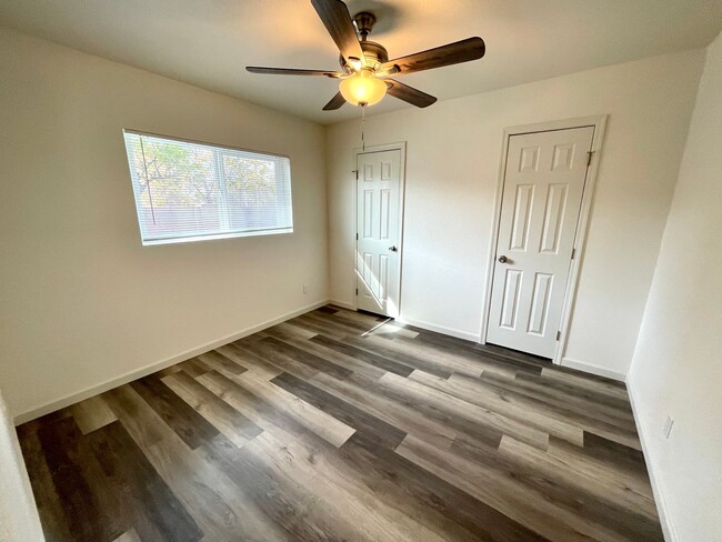 Building Photo - Beautifully Remodeled Large 3 Bedroom 2 Ba...