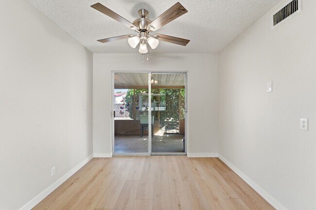 Building Photo - Spacious 3 Bed in Dreamland Villa | Corner Lot + Circular Drive