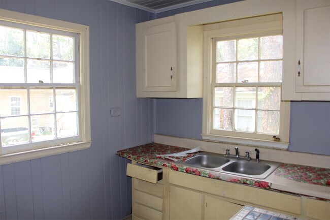 Building Photo - 811 N Davis St