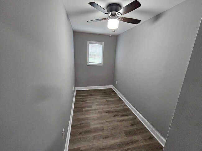 Building Photo - COMING SOON-4 Bedroom Townhouse in Essex