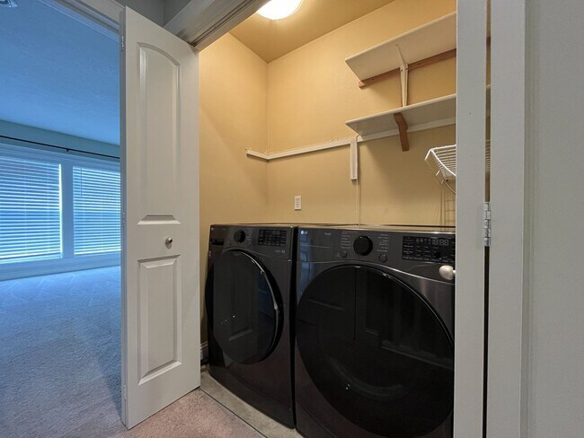 Building Photo - Modern Townhome Near OHSU with 3 Bedrooms Each with Private En-Suite Bath