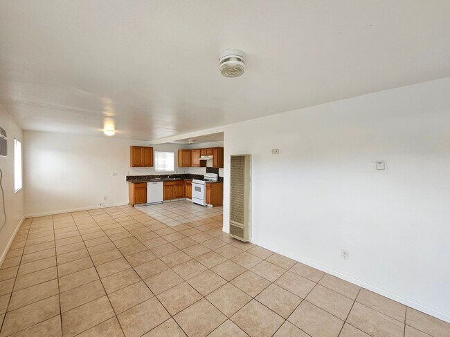 Building Photo - Downstairs / 2 bedroom / 1 bathroom unit