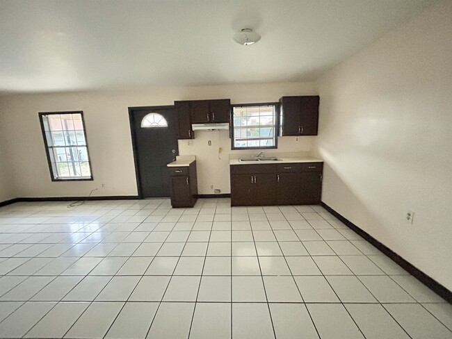 Building Photo - 1740 Gladiola Ln