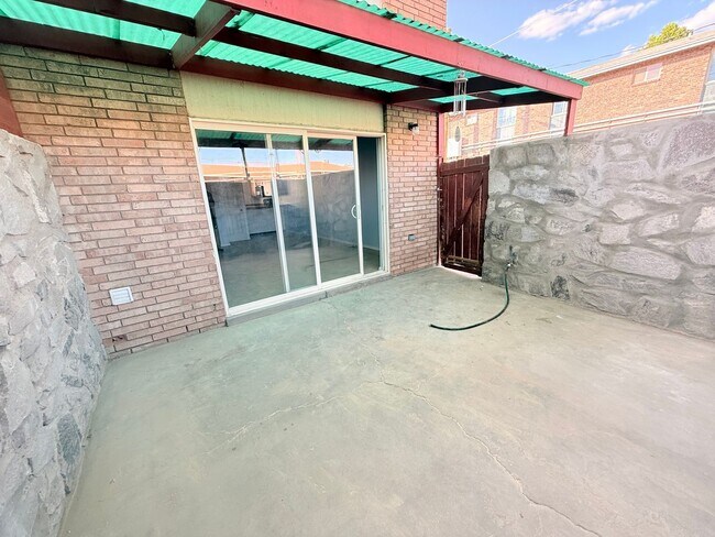 Building Photo - 1491 Alamo St