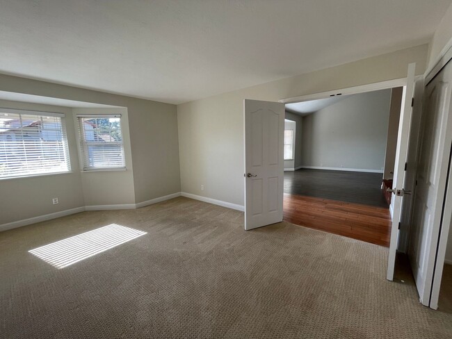 Building Photo - Beautiful Mesa Oaks Home