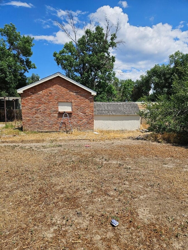 Building Photo - 826 N Orchard Ave