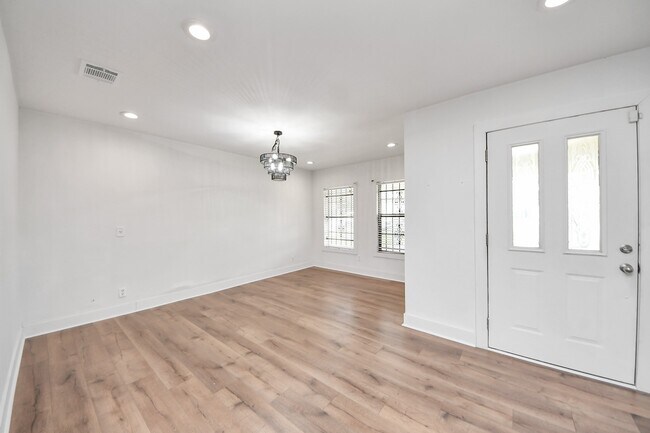 Building Photo - 7722 Elm St