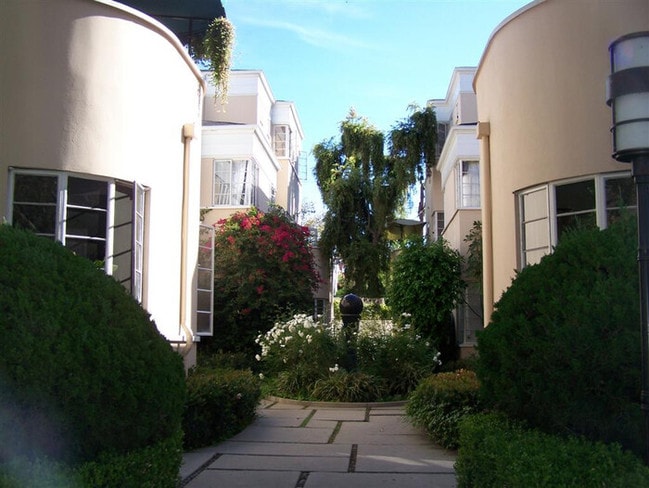 Building Photo - ART DECO TOWNHOUSE ON SYCAMORE
