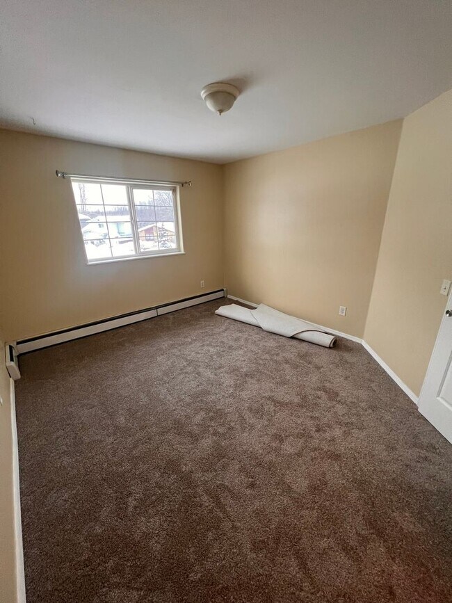 Building Photo - Beautiful 3 bedroom/2bath with spacious deck and backyard