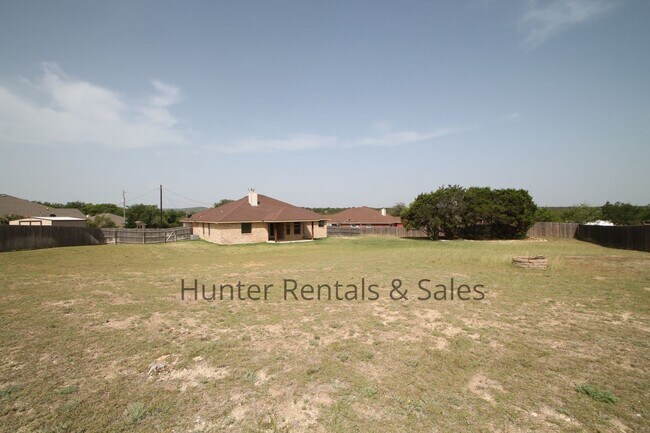 Building Photo - 1104 Wren Cir