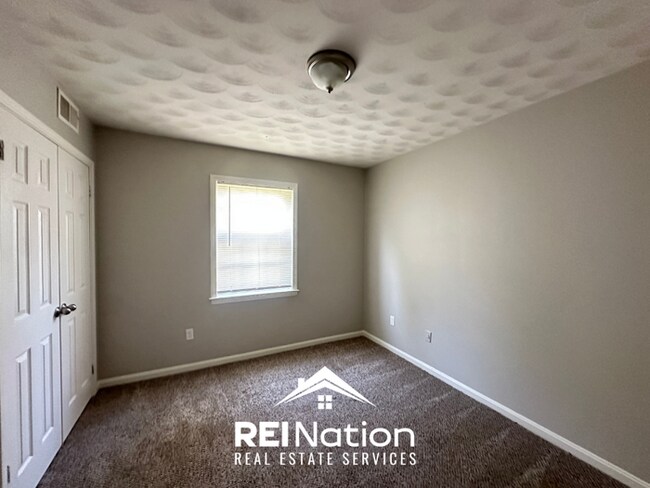 Building Photo - Spacious 4BR/2BA Memphis Rental with 2-Car Garage, Hardwood Floors & Fireplace