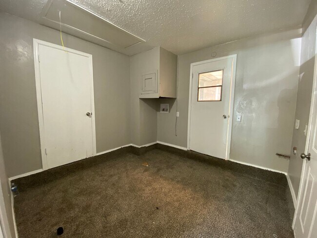 Building Photo - 4 Bedroom House Available now OKC