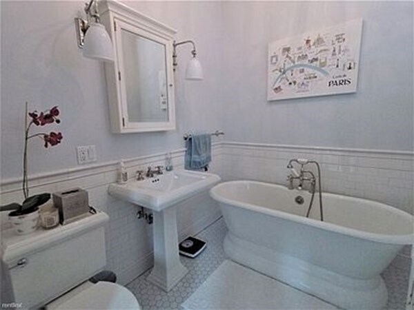 Building Photo - 48 Monument Sq