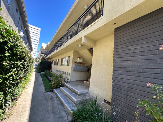 Primary Photo - 1262 Granville Ave