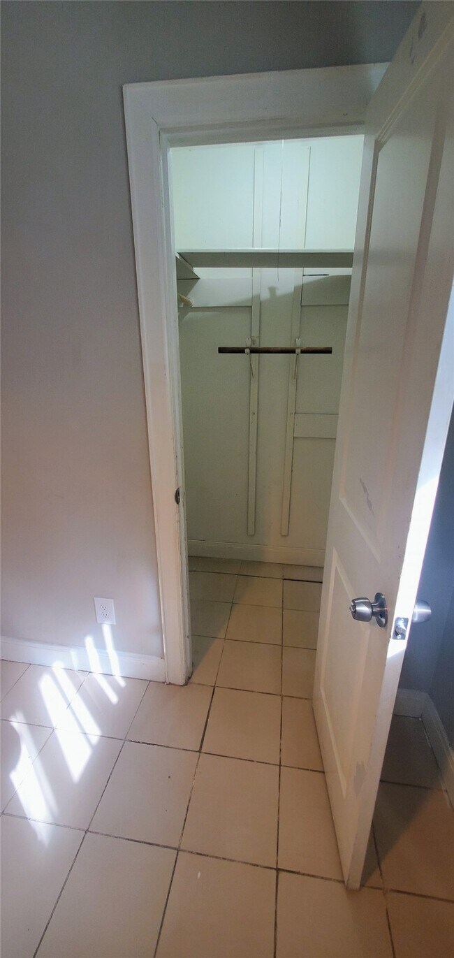 Building Photo - 15414 W Hampton Cir