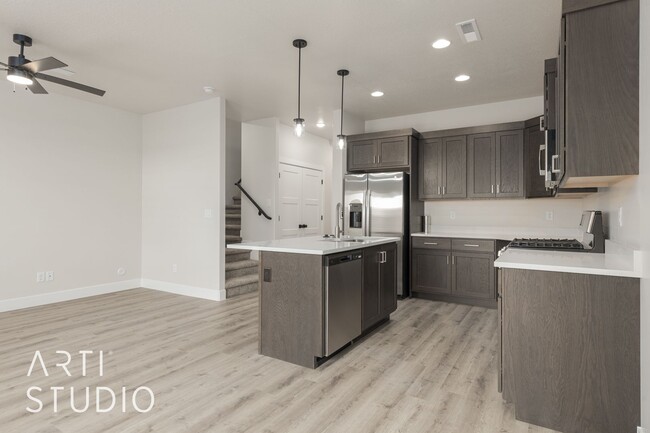 Building Photo - New Canyon Crest 3 Bedroom, 2.5 Bathroom T...