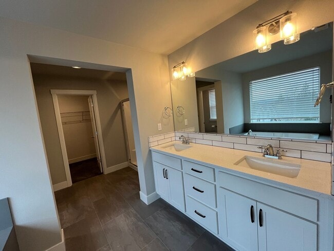 Building Photo - Beautiful and Newer 4 Bedroom 2.5 Bathroom Craftsman attached House close to the Columbia River! ...