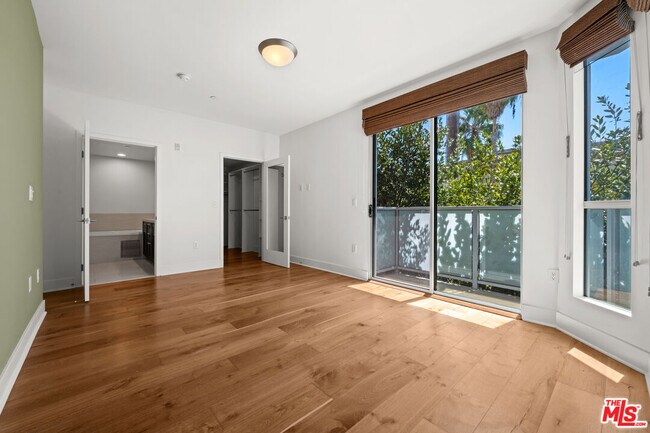 Building Photo - 7133 Hawthorn Ave