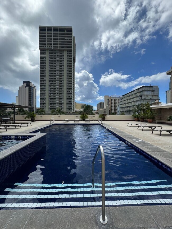 Building Photo - 1 Bed 1 Bath renovated with parking at Alo...