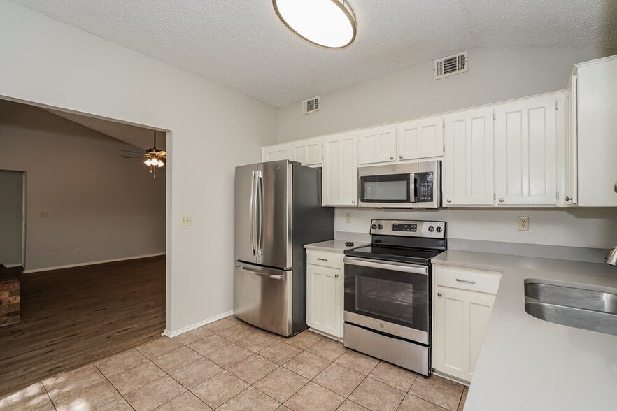 Building Photo - 8137 Camelot Rd