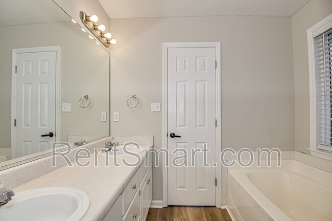 Building Photo - 4705 E Creek Mill Ct