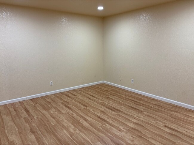 Building Photo - 2 WEEKS FREE RENT November Special Comfort...