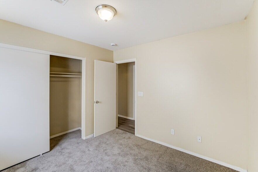 Building Photo - 1105 S 225th Ave